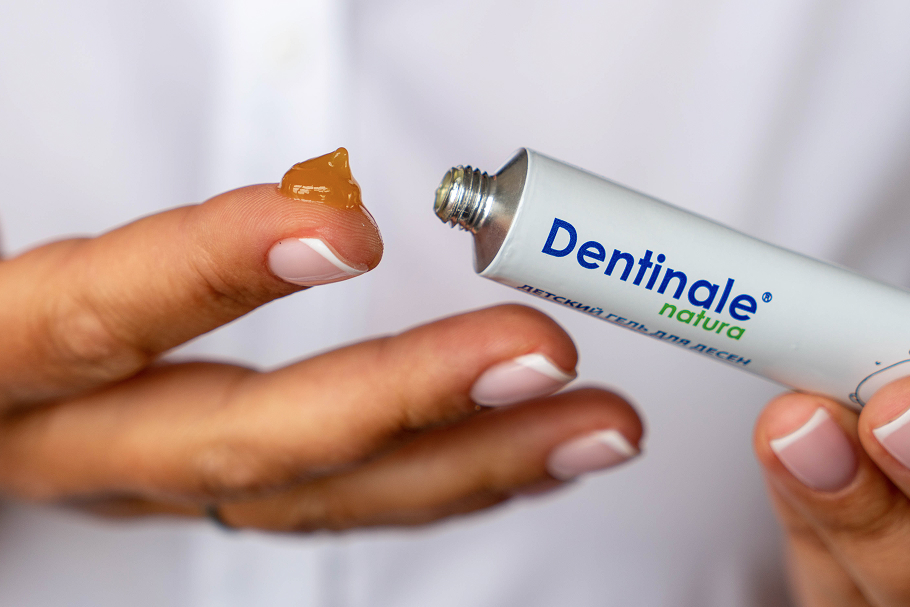 Нанесение геля Dentinale natura на палец перед применением на воспалённую десну ребёнка