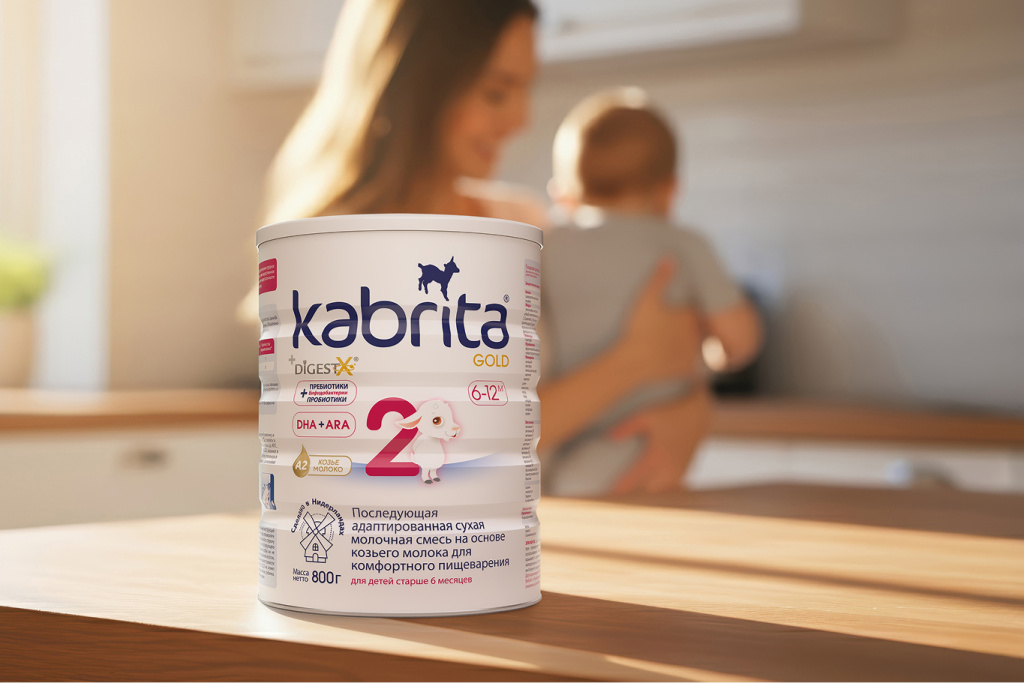 Банка детской смеси Kabrita Gold 2 на козьем молоке на кухонном столе — питание для комфортного пищеварения и крепкого сна малыша