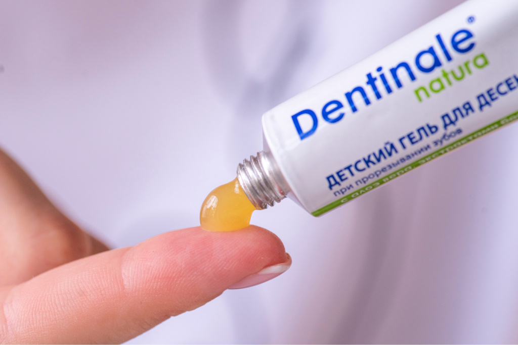 Нанесение детского геля Dentinale natura на палец для обработки воспалённой десны при прорезывании зубов у ребёнка